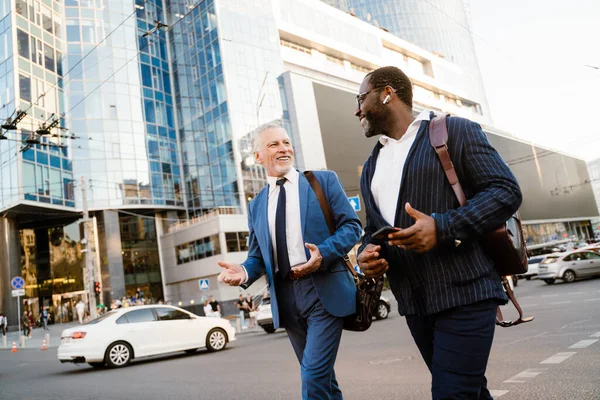 Multiraciala Män Pratar Och Använder Mobiltelefon När Går Stadens Gata — Stockfoto