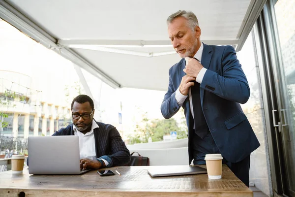 Multiracial Men Wearing Jackets Working Laptops Cafe Outdoors — ストック写真