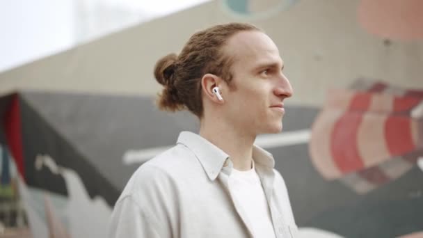 Hombre Pelo Rizado Positivo Con Auriculares Escuchando Música Aire Libre — Vídeos de Stock