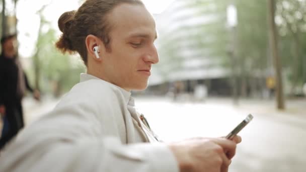 Uśmiechnięty Kręcone Włosy Człowiek Słuchanie Muzyki Słuchawkach Zewnątrz — Wideo stockowe