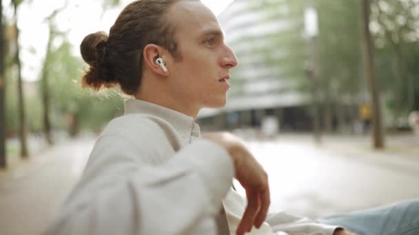 Ładny Kręcone Włosy Człowiek Rozmawiając Przez Telefon Słuchawki Zewnątrz — Wideo stockowe