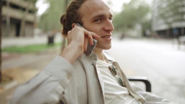 Laughing Curly Haired Man Talking Phone Outdoors — Stock video
