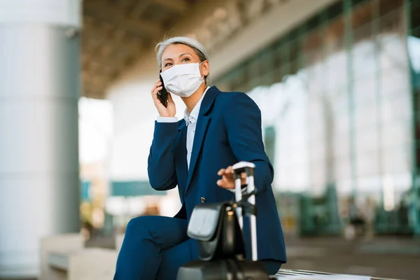 Grey Woman Face Mask Talking Cellphone While Sitting Bench Airport — Foto Stock