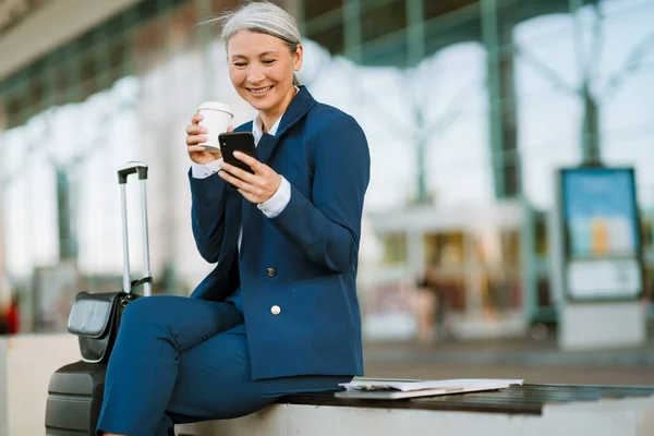 Grey Asian Woman Using Cellphone Drinking Coffee Airport Outdoors — Foto de Stock