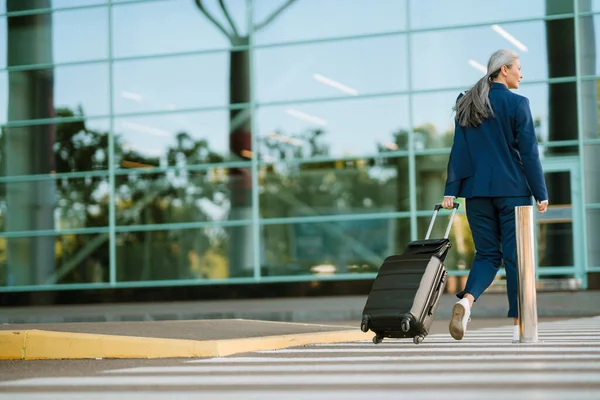 Grey Woman Walking Suitcase Road Airport Outdoors — стоковое фото