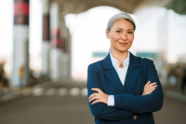 Grey Asian Woman Jacket Smiling While Posing Airport Parking Outdoors — Foto Stock