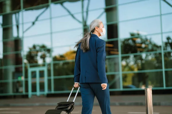 Сіра Жінка Йде Валізою Дорозі Аеропорту Відкритому Повітрі — стокове фото