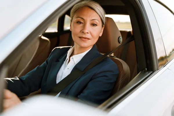 Gammal Asiatisk Affärskvinna Med Grått Hår Kör Bil — Stockfoto