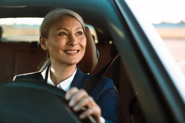 Maduro Asiático Mujer Negocios Con Gris Pelo Sonriendo Mientras Conducir —  Fotos de Stock
