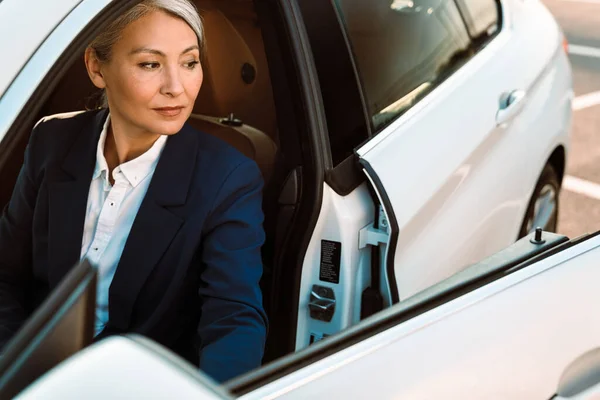 Gammal Asiatisk Affärskvinna Med Grått Hår Kliver Bilen — Stockfoto