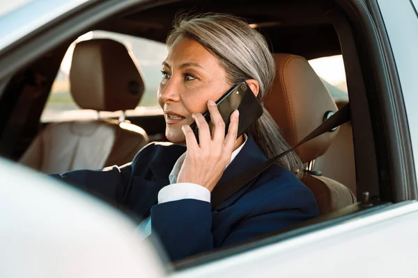 Gammal Asiatisk Affärskvinna Talar Mobiltelefon Medan Kör Bil — Stockfoto