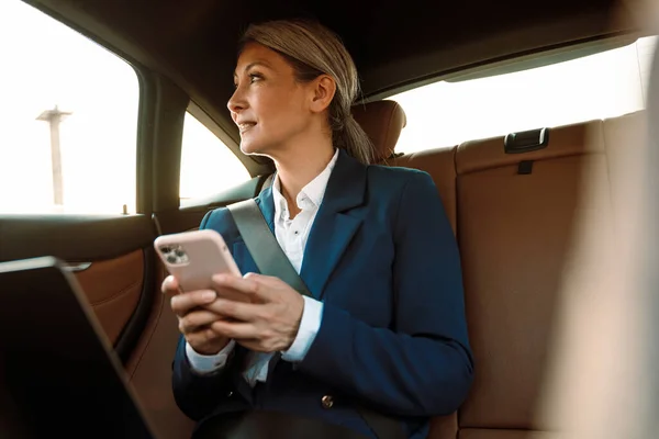 Arabada Otururken Bilgisayar Cep Telefonuyla Çalışan Asyalı Bir Kadını — Stok fotoğraf