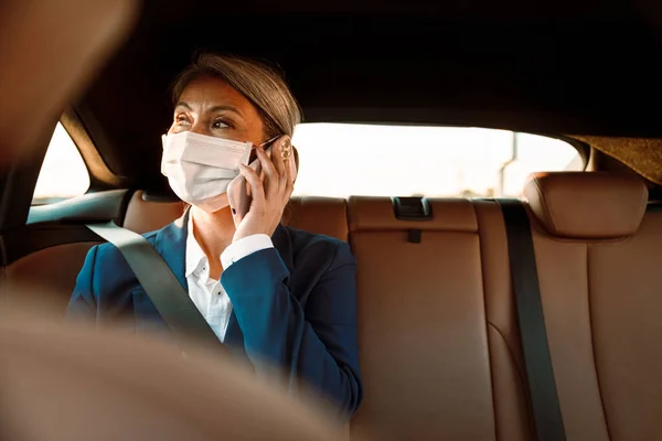 Mature Asian Businesswoman Wearing Face Mask Talking Mobile Phone Car — Stockfoto