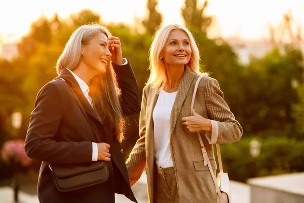 Mulheres Negócios Multirraciais Maduras Sorrindo Conversando Durante Reunião Livre — Fotografia de Stock