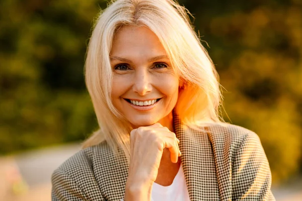 Mature White Businesswoman Wearing Suit Smiling Looking Camera Outdoors — 스톡 사진