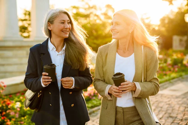 Mature Multiracial Businesswomen Drinking Coffee Walking Outdoors — 스톡 사진