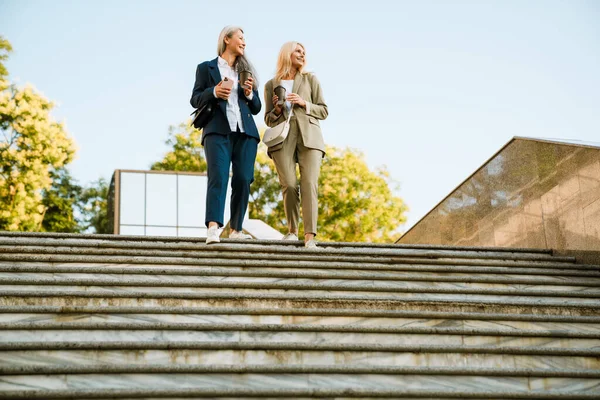 Mature Multiracial Businesswomen Talking Drinking Coffee While Going Stairs Outdoors — Fotografia de Stock