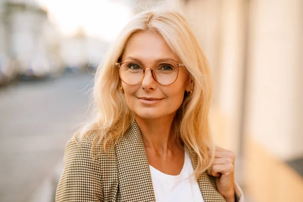 Mature White Woman Wearing Eyeglasses Smiling Looking Camera Outdoors — 스톡 사진