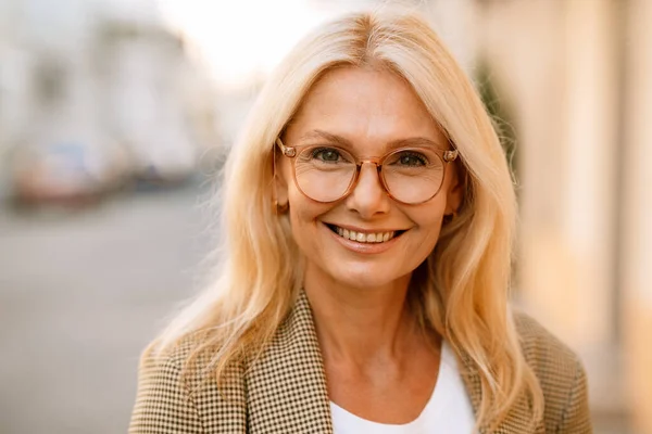 Mature White Woman Wearing Eyeglasses Smiling Looking Camera Outdoors — 스톡 사진