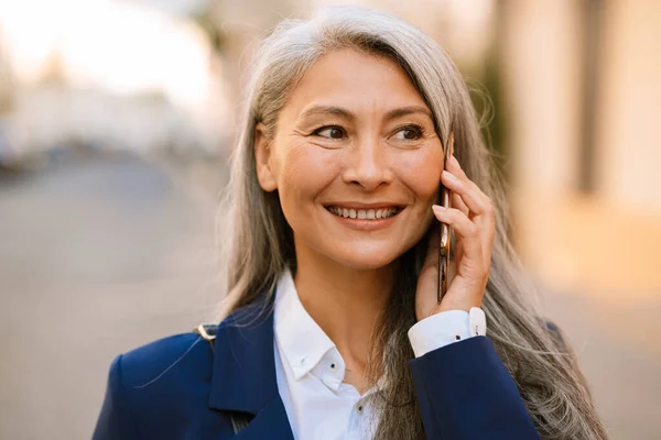 Dojrzała Azjatka Siwymi Włosami Uśmiechnięta Rozmawiająca Przez Telefon Komórkowy Świeżym — Zdjęcie stockowe