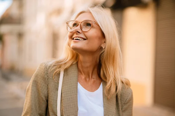 Mature White Woman Wearing Eyeglasses Smiling Looking Upward Outdoors — 스톡 사진