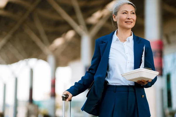 Grå Asiatisk Kvinna Som Håller Matlåda Stående Med Resväska Flygplatsen — Stockfoto