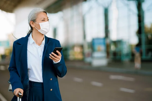 Grigio Asiatico Donna Faccia Maschera Utilizzando Cellulare Aeroporto Parcheggio All — Foto Stock