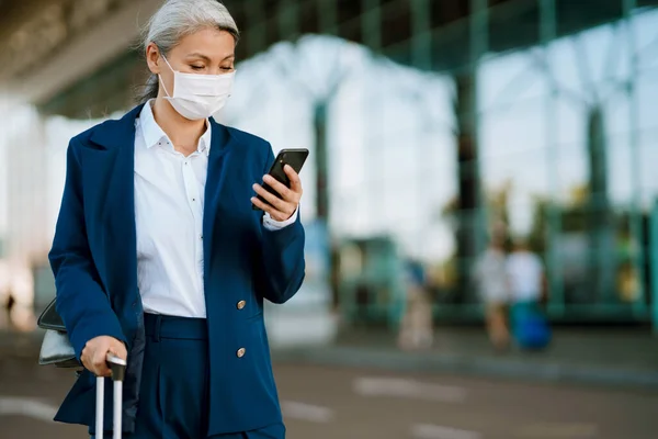 Grey Asian Woman Face Mask Using Cellphone Airport Parking Outdoors — Foto Stock
