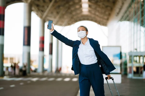 Grey Asian Woman Face Mask Waving Taxi Airport Parking Outdoors — Foto Stock