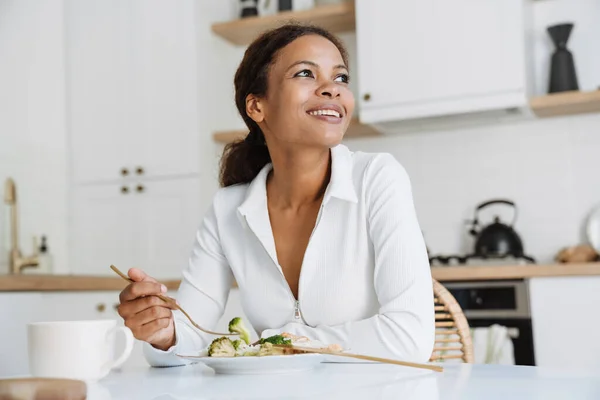 Jovem Negra Sorrindo Enquanto Almoça Cozinha Casa — Fotografia de Stock