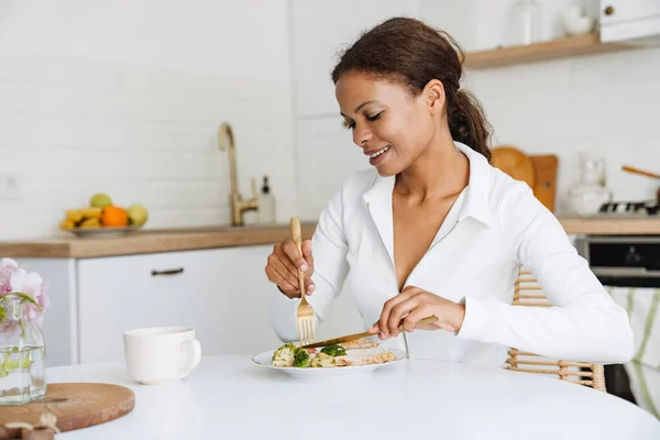 Jovem Negra Sorrindo Enquanto Almoça Cozinha Casa — Fotografia de Stock