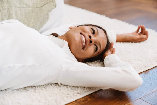 Joven Mujer Negra Sonriendo Mientras Está Acostada Suelo Casa — Foto de Stock