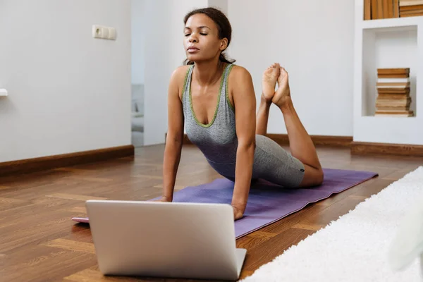 Ung Svart Kvinna Som Använder Laptop Yogautövandet Hemma — Stockfoto