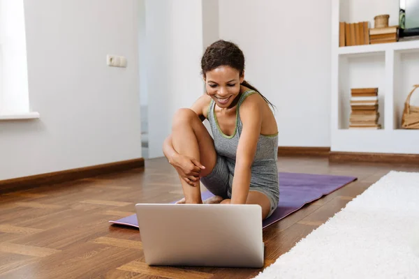 Young Black Woman Using Laptop Yoga Practice Home — Photo