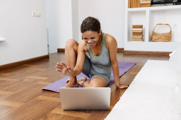 Ung Svart Kvinna Som Använder Laptop Yogautövandet Hemma — Stockfoto