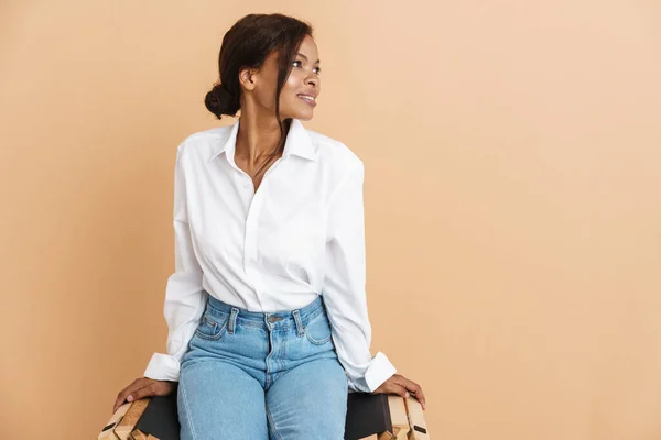 Ung Svart Kvinna Bär Skjorta Ler Medan Sitter Stol Isolerad — Stockfoto