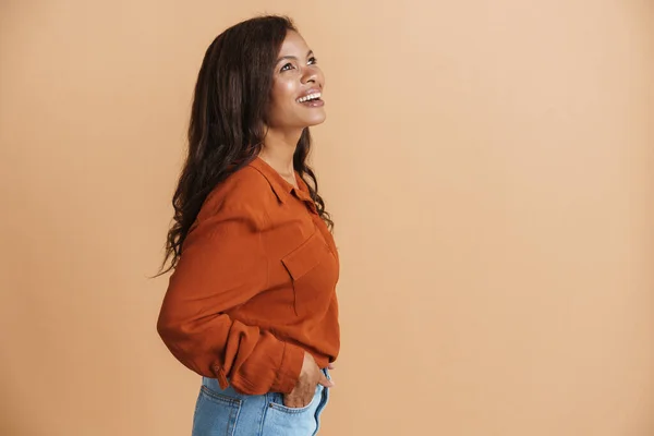 Young Black Woman Wearing Shirt Laughing Looking Upward Isolated Beige — 스톡 사진