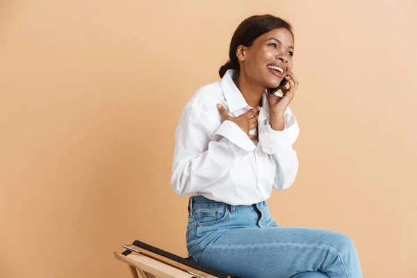 Ung Svart Kvinna Talar Mobiltelefon Medan Sitter Stol Isolerad Över — Stockfoto