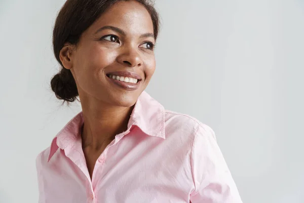 年轻的黑人妇女 身穿衬衫 面带微笑 被白色的背景遮掩在一旁 — 图库照片