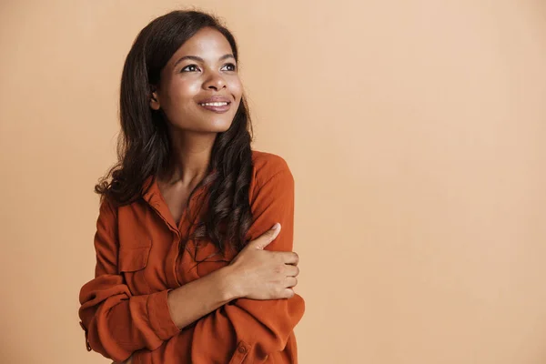 Gömlek Giyen Genç Siyahi Kadın Gülümsüyor Bej Arka Planda Tek — Stok fotoğraf
