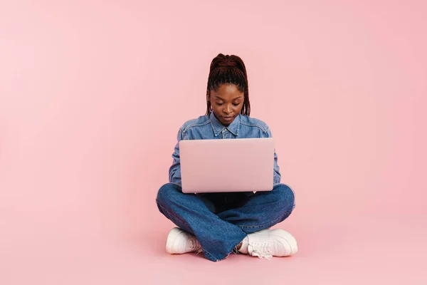 Young Black Woman Using Laptop While Sitting Floor Isolated Pink — Stock Photo, Image