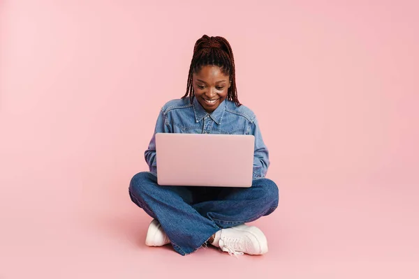 Young Black Woman Smiling Using Laptop While Sitting Floor Isolated — Foto Stock