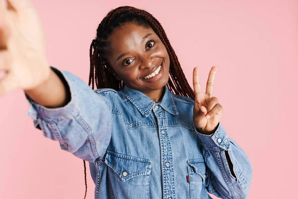 Young Black Woman Showing Peace Sign While Taking Selfie Photo — Zdjęcie stockowe
