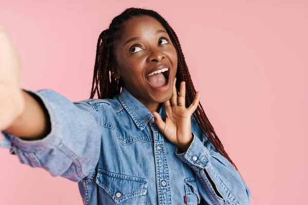 Young Black Woman Afro Pigtails Laughing While Taking Selfie Photo — Zdjęcie stockowe