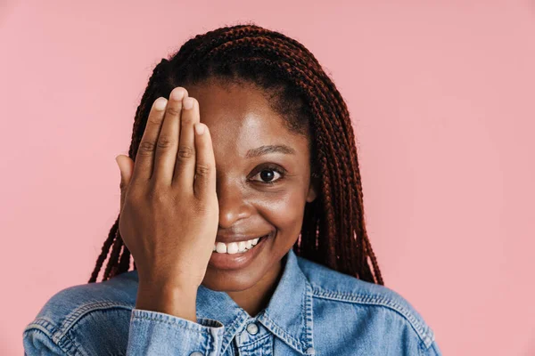 Молода Чорна Жінка Афро Косичками Посміхається Закриває Очі Ізольовано Рожевому — стокове фото
