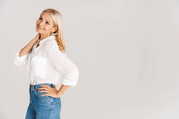 Gammal Blond Kvinna Bär Skjorta Leende Och Tittar Sidan Isolerad — Stockfoto