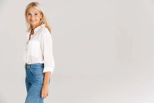 Gammal Blond Kvinna Bär Skjorta Leende Och Tittar Kameran Isolerad — Stockfoto