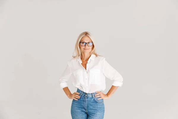 Mature Woman Eyeglasses Posing Looking Camera Isolated White Background — Stock Photo, Image