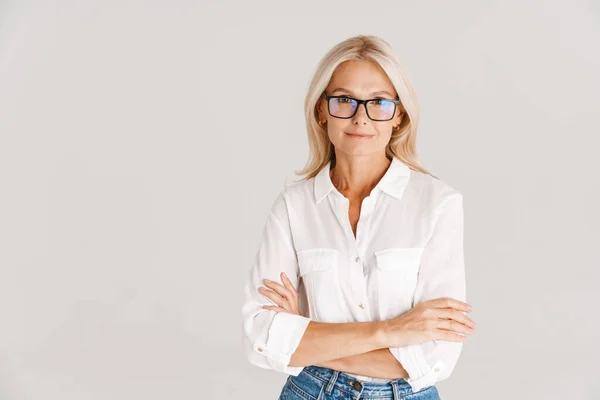 Gammal Kvinna Glasögon Poserar Och Tittar Kameran Isolerad Över Vit — Stockfoto