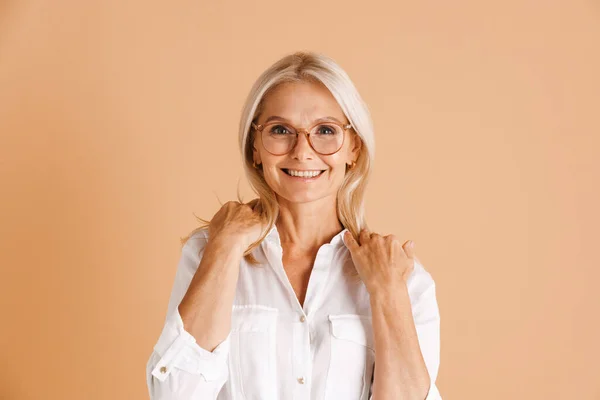 Mature Woman Eyeglasses Smiling Looking Camera Isolated Beige Background — Stock Fotó